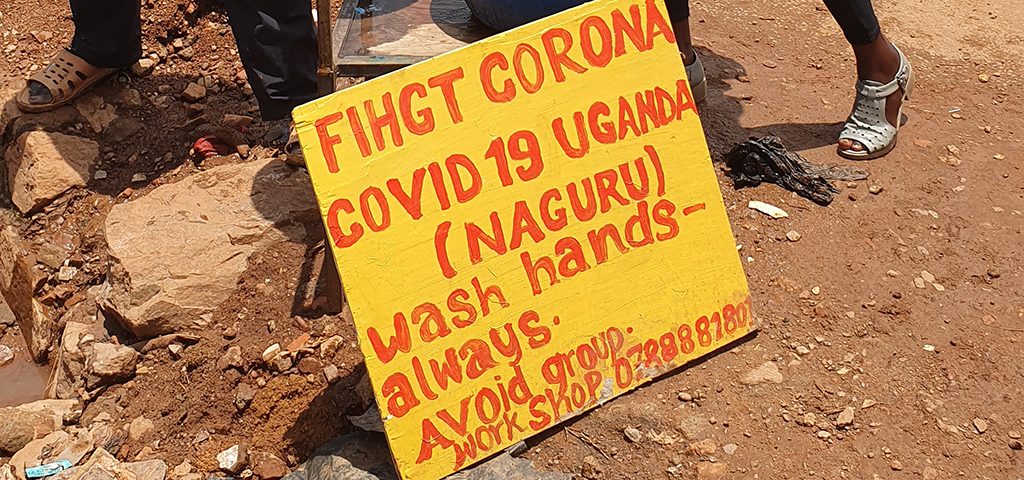 Bord handen wassen tegen coronavirus in Oeganda