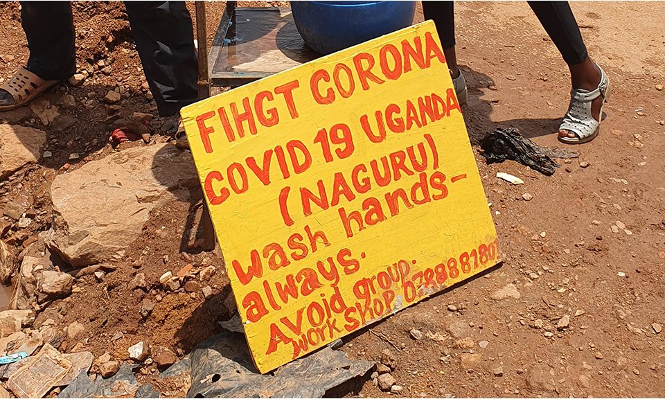 Bord handen wassen tegen coronavirus in Oeganda